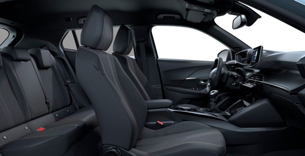 PEUGEOT-2008-Allure-PureTech-100-SS-6-vel.-interior-perfil.jpg