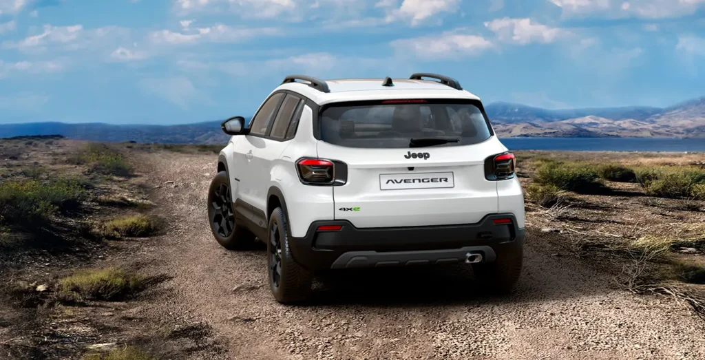 JEEP-AVENGER-EHYBRID-4xE-136CV-AUTOMATICO-exterior-trasera.webp
