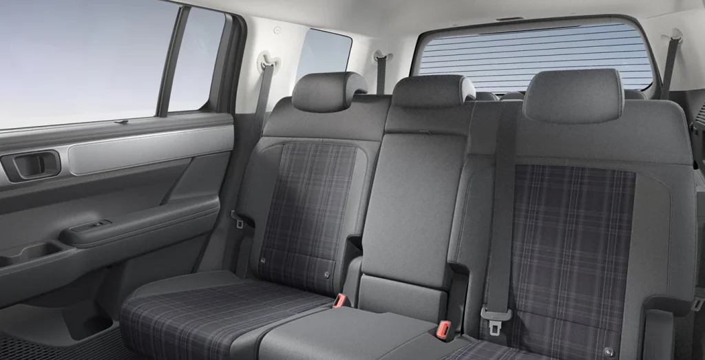 Hyundai-Santa-Fe-Maxx-1.6-T-GDI-HEV-215CV-4x4-6AT-interior-trasera-1.webp